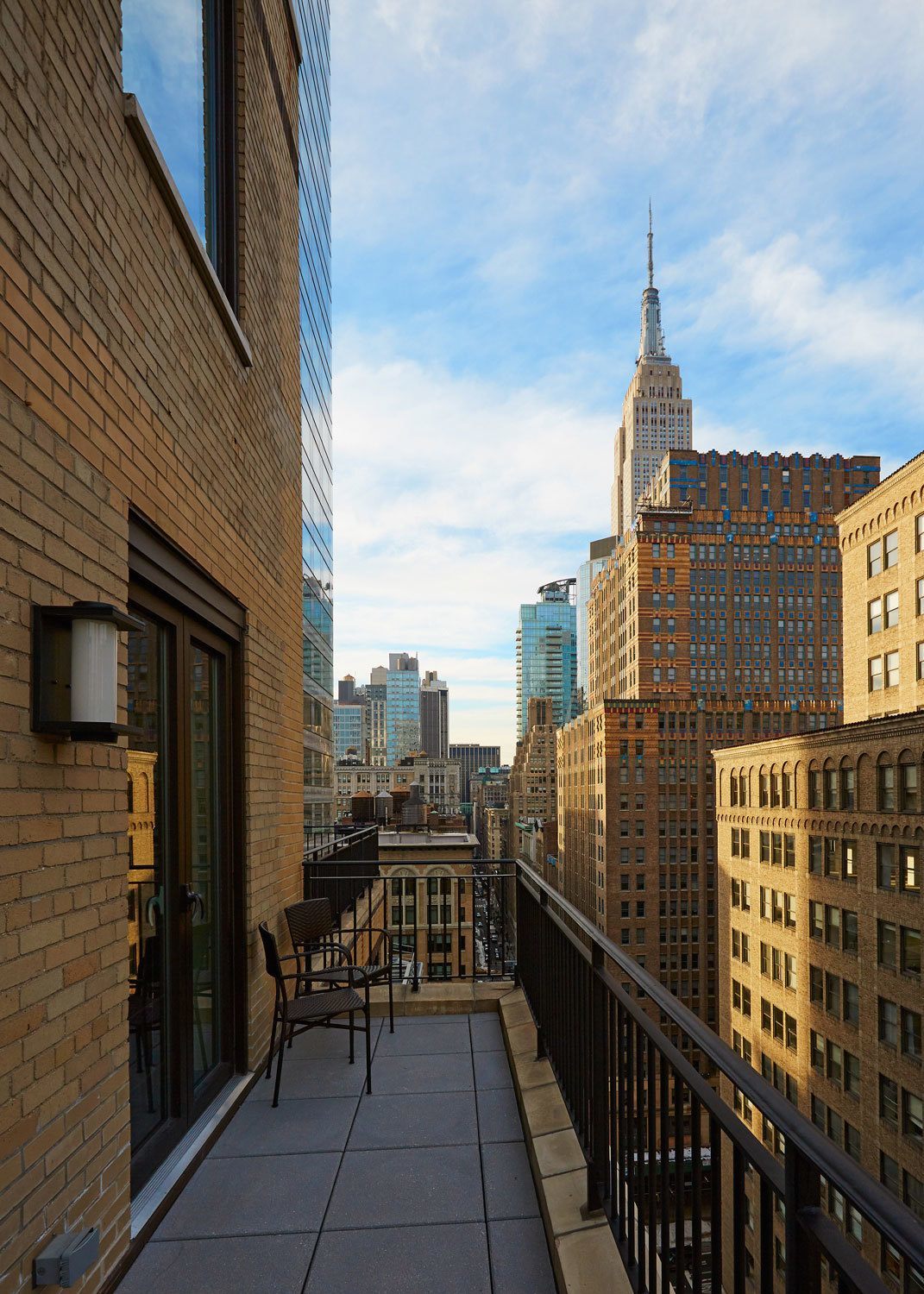 deluxe-guest-room-balcony-with-empire-state-building-view-marmara-park 
